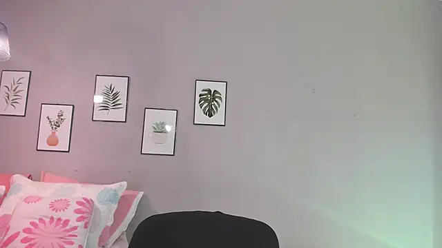 Snapshot of Maia_W10 chatting on 10.08.25 Maia W10 online show from 10.08.25