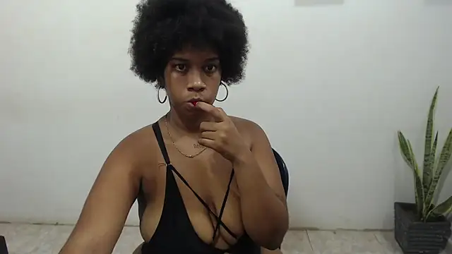 Snapshot of CanellaHill chatting on 12.11.24 CanellaHill online show from 12.11.24