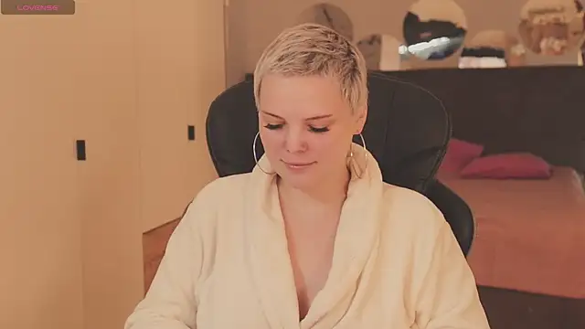 LikaBerry1 online show from 11.25.25