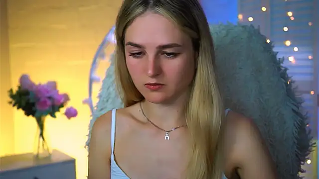 Snapshot of DeboraLarson chatting on 09.18.25 DeboraLarson online show from 09.18.25