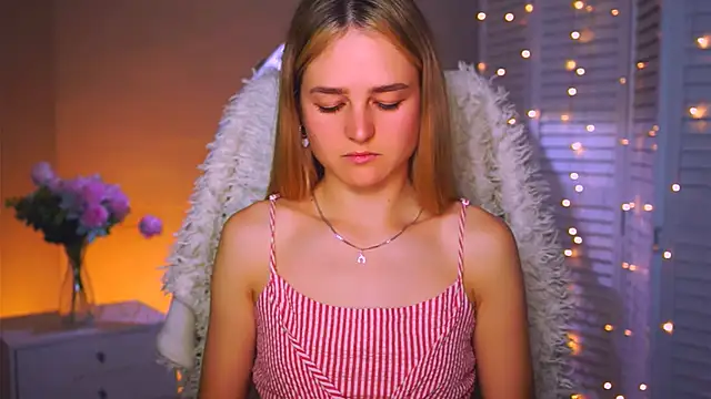 Snapshot of DeboraLarson chatting on 10.04.25 DeboraLarson online show from 10.04.25