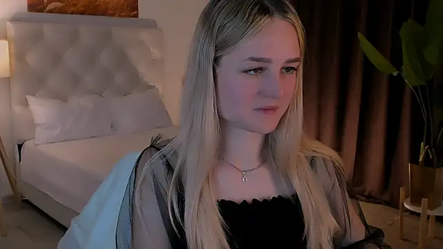 Snapshot of DeboraLarson chatting on 10.15.25 DeboraLarson online show from 10.15.25