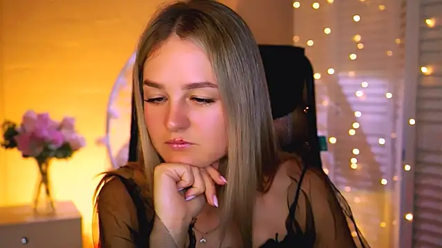 Snapshot of DeboraLarson chatting on 11.12.25 DeboraLarson online show from 11.12.25