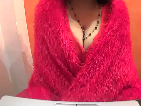 Snapshot of HOT-SEEMAA chatting on 01.05.25 HOT-SEEMAA online show from 01.05.25