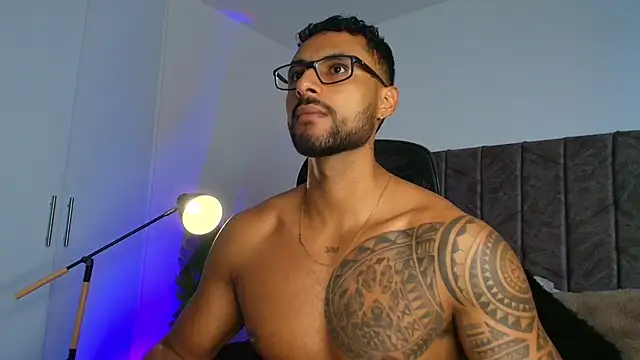 LiamGarcia1 online show from 11.24.25