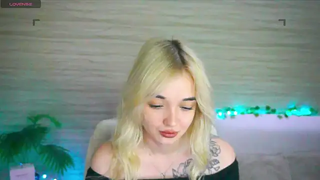 Snapshot of Ashley_S chatting on 10.25.25 Ashley S online show from 10.25.25