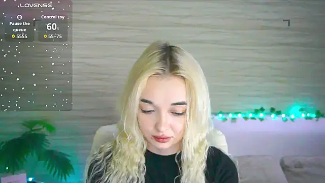 Snapshot of Ashley_S chatting on 10.28.25 Ashley S online show from 10.28.25