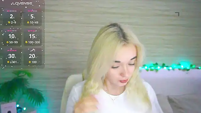 Snapshot of Ashley_S chatting on 10.29.25 Ashley S online show from 10.29.25