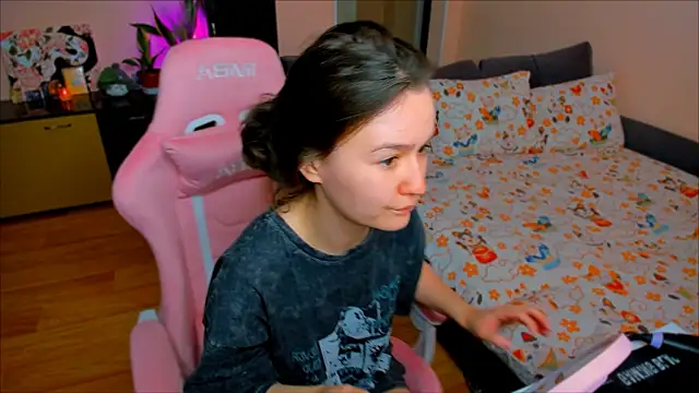 Snapshot of ameli_moon chatting on 10.18.25 ameli moon online show from 10.18.25