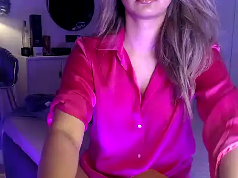 Snapshot of trippy_tina chatting on 06.21.26 trippy tina online show from 06.21.26