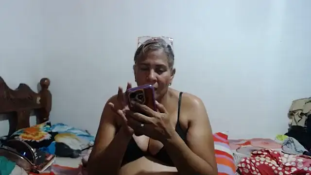 Snapshot of tamibusty chatting on 10.22.25 tamibusty online show from 10.22.25