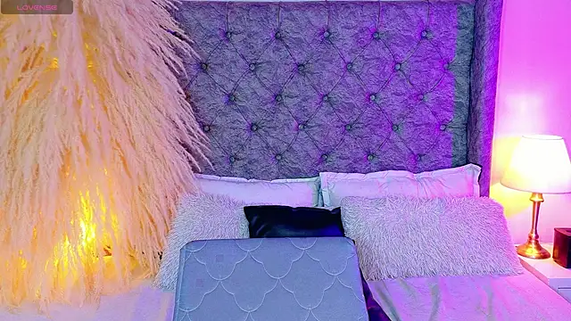 Snapshot of astridjonness chatting on 10.11.25 astridjonness online show from 10.11.25