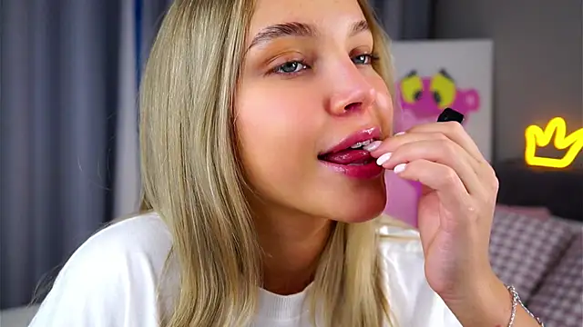 Snapshot of AftonConnett chatting on 11.05.25 AftonConnett online show from 11.05.25