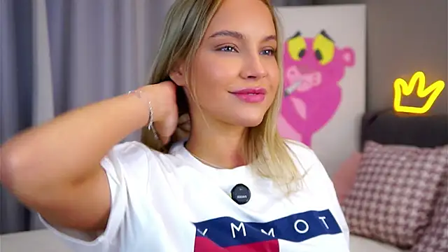 Snapshot of AftonConnett chatting on 11.19.25 AftonConnett online show from 11.19.25