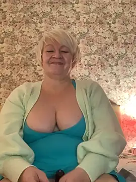 Laura Millf online show from 01.12.25