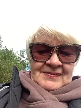 Laura Millf online show from 10.03.25