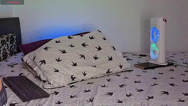 Snapshot of KALE_19 chatting on 11.05.25 KALE 19 online show from 11.05.25