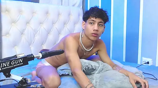 Snapshot of Sexys_Boys_Hot1 chatting on 12.17.24 Sexys Boys Hot1 online show from 12.17.24