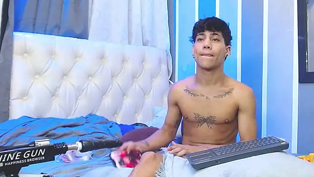 Snapshot of Sexys_Boys_Hot1 chatting on 12.18.24 Sexys Boys Hot1 online show from 12.18.24