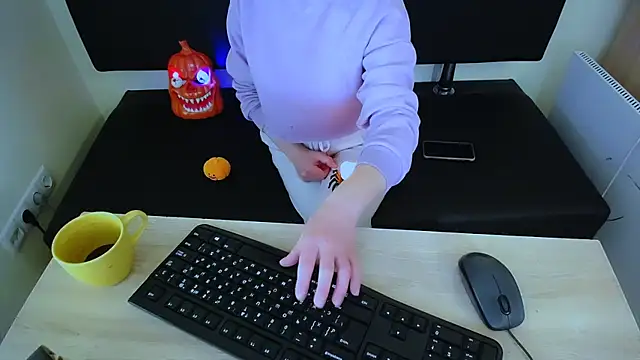 LaimaV  online show from 10.31.25