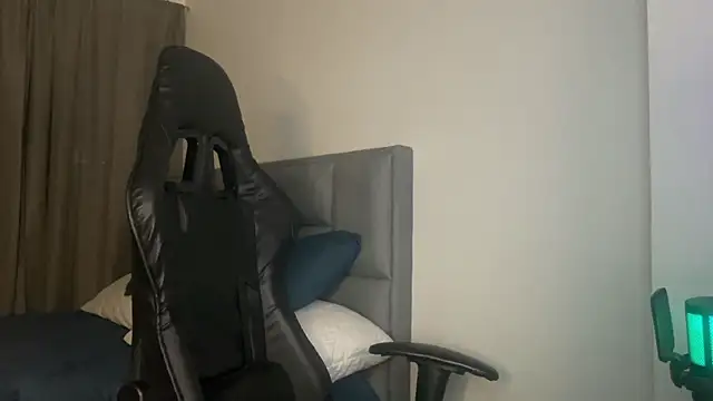 Snapshot of dereckbrownn chatting on 01.05.25 dereckbrownn online show from 01.05.25