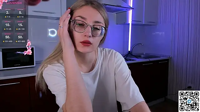 Snapshot of LivyyBossom chatting on 12.13.24 LivyyBossom online show from 12.13.24