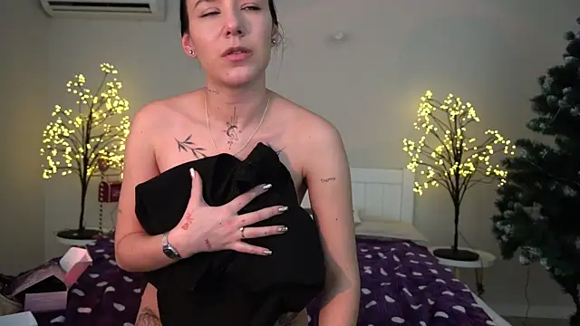 Snapshot of NikkiGoldSide chatting on 01.11.25 NikkiGoldSide online show from 01.11.25