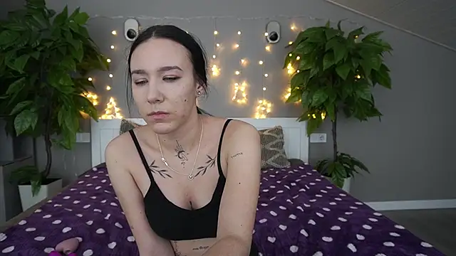 Snapshot of NikkiGoldSide chatting on 01.15.25 NikkiGoldSide online show from 01.15.25