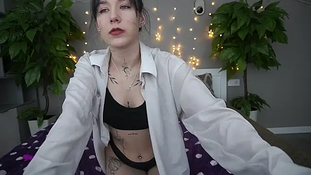 Snapshot of NikkiGoldSide chatting on 02.01.25 NikkiGoldSide online show from 02.01.25