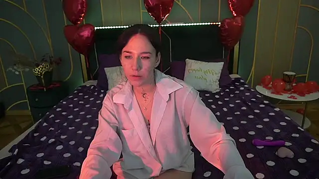 Snapshot of NikkiGoldSide chatting on 02.20.25 NikkiGoldSide online show from 02.20.25