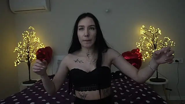 Snapshot of NikkiGoldSide chatting on 03.04.25 NikkiGoldSide online show from 03.04.25
