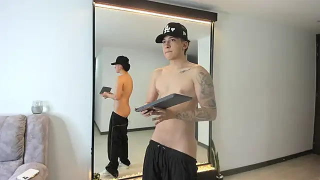 Snapshot of emmanuel_scor chatting on 10.03.25 emmanuel scor online show from 10.03.25