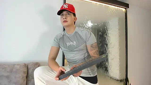 Snapshot of emmanuel_scor chatting on 12.18.25 emmanuel scor online show from 12.18.25