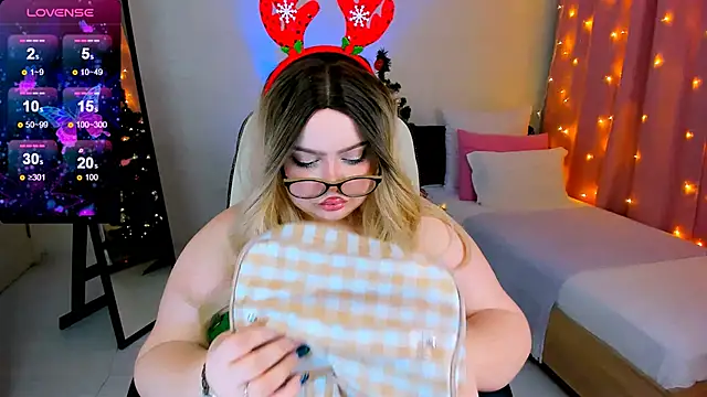 Snapshot of love_insidee chatting on 12.24.24 love insidee online show from 12.24.24