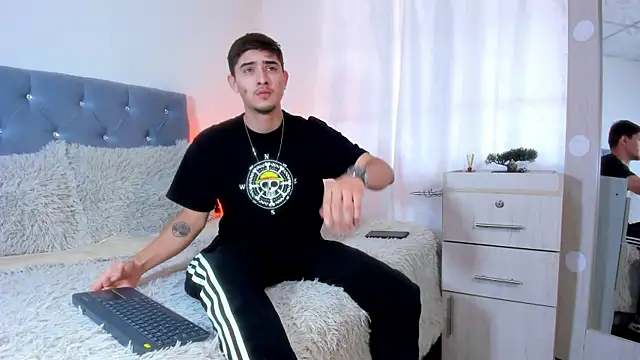 Snapshot of PhilipRich chatting on 09.08.25 PhilipRich online show from 09.08.25