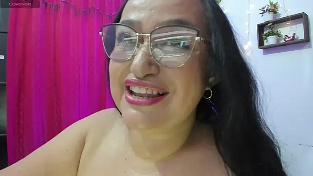 Gia Nahomi online show from 11.17.25