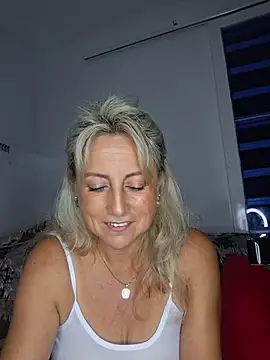 Snapshot of almaluna7 chatting on 06.17.26 almaluna7 online show from 06.17.26