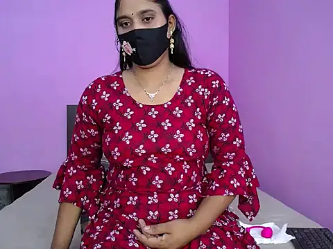 Snapshot of Hot_Maleka chatting on 10.17.25 Hot Maleka online show from 10.17.25
