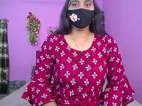 Snapshot of Hot_Maleka chatting on 10.28.25 Hot Maleka online show from 10.28.25