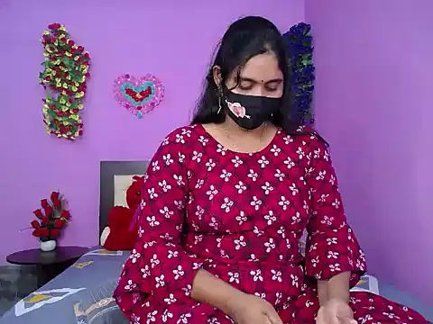 Snapshot of Hot_Maleka chatting on 10.31.25 Hot Maleka online show from 10.31.25