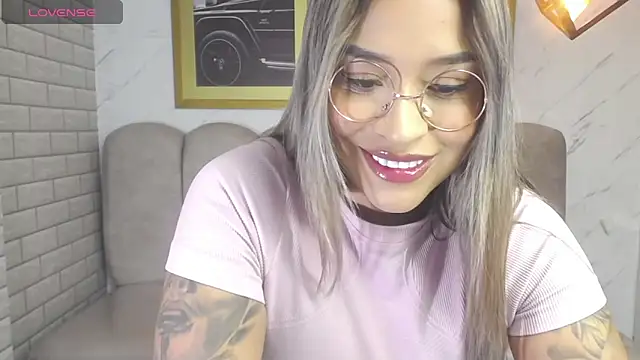 Snapshot of _Charlotte_v chatting on 04.21.26 Charlotte v online show from 04.21.26