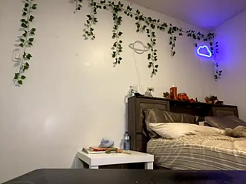 Snapshot of Kittyymaze1 chatting on 10.15.25 Kittyymaze1 online show from 10.15.25