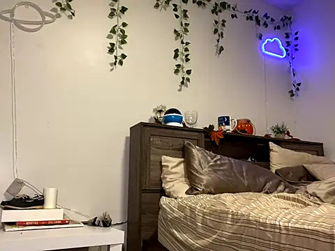 Snapshot of Kittyymaze1 chatting on 10.30.25 Kittyymaze1 online show from 10.30.25