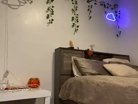 Snapshot of Kittyymaze1 chatting on 11.06.25 Kittyymaze1 online show from 11.06.25