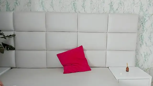 Snapshot of MIA__SAENZ chatting on 12.23.24 MIA SAENZ online show from 12.23.24