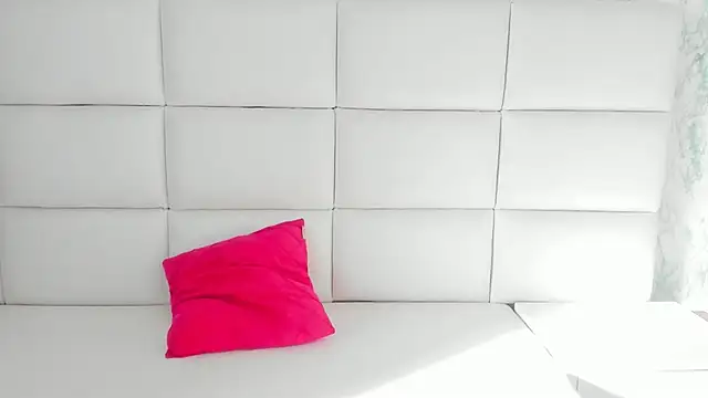 Snapshot of MIA__SAENZ chatting on 01.05.25 MIA SAENZ online show from 01.05.25