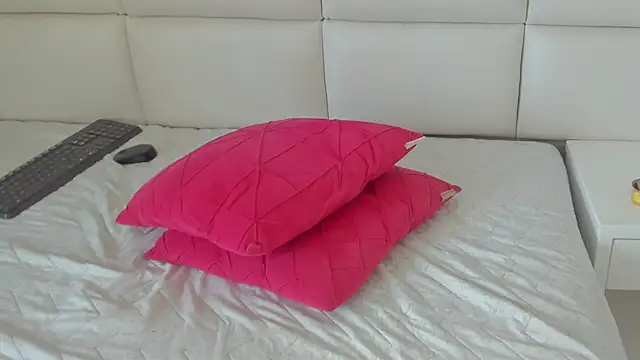 Snapshot of MIA__SAENZ chatting on 02.22.25 MIA SAENZ online show from 02.22.25