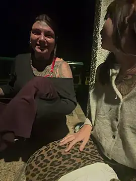 Snapshot of lizzardqueeen chatting on 04.21.26 lizzardqueeen online show from 04.21.26