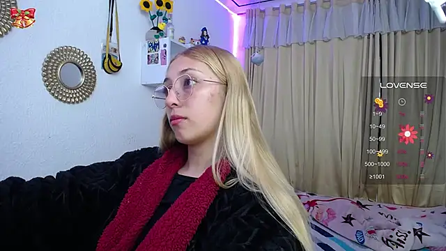 Snapshot of Soffy-brooks chatting on 03.20.25 Soffy-brooks online show from 03.20.25