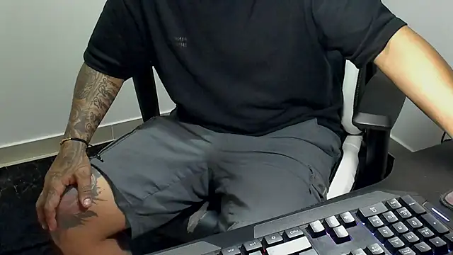 Snapshot of stebankechima chatting on 10.30.25 stebankechima online show from 10.30.25